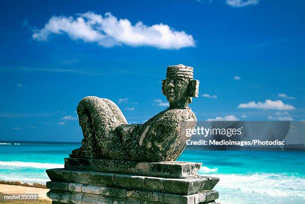 mexico, cancun beach, chac mool - chac mool stockfoto's en -beelden