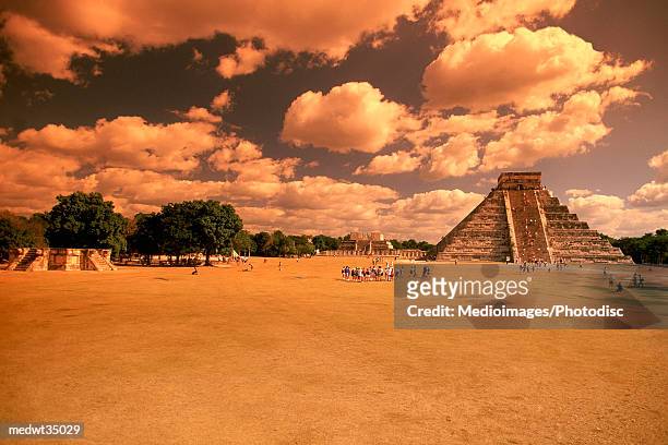 mexico, yucatan, peninsula, chichen itza, kukulcan pyramid, mayan ruins - travel16 ストックフォトと画像