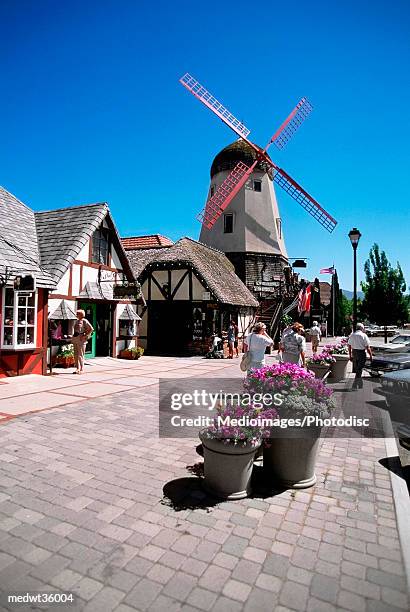 usa, california, solvang, people walking in front of a windmill - solvang - fotografias e filmes do acervo