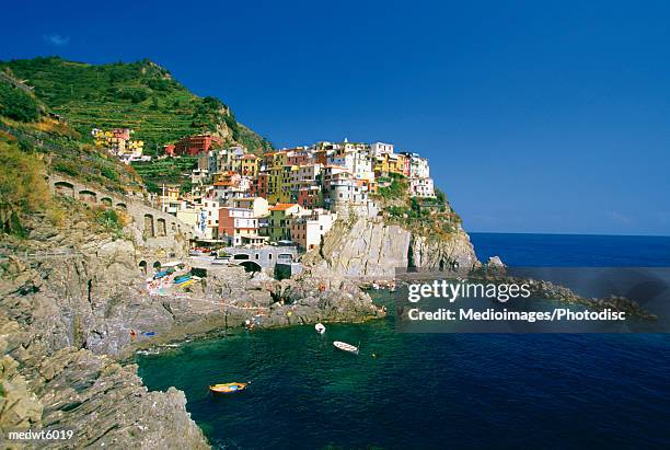 village of riomaggiore on the italian riviera, italy - cinque terre nationaal park stockfoto's en -beelden