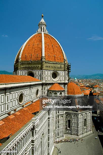 dome and upper portion of santa maria del fiore cathedral in tuscany, florence, italy - fiore stock-fotos und bilder