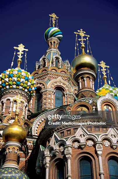 saviour of the blood church in st. petersburg, russia, low angle view, close-up - cupola a cipolla foto e immagini stock