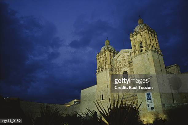 a view of oaxaca's santo domingo church at night. - santo domingo church stock pictures, royalty-free photos & images