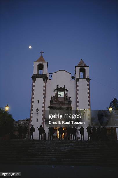a group of musicians perform outside san antonio church at dusk. - guanajuato state stockfoto's en -beelden