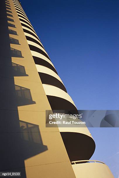 balconies cast shadows on another building with balconies. - behind the scenes of the cast of jackass spoofing the best picture nominees for the 16th annual critics choice movie awards stockfoto's en -beelden