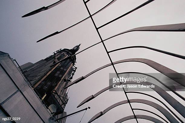 empire state building, new york, new york. a view through guard rails at the top of the empire state building. - state stockfoto's en -beelden