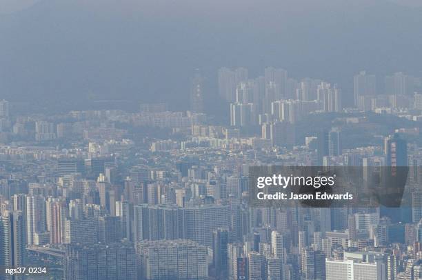 kowloon, hong kong. a view of kowloon shrouded with air pollution. - sudeste da china imagens e fotografias de stock