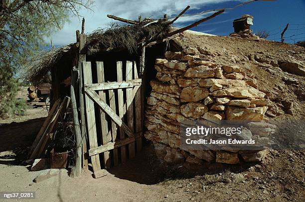 andamooka, south australia. an opal miners hut in outback desert town of andamooka. - town imagens e fotografias de stock