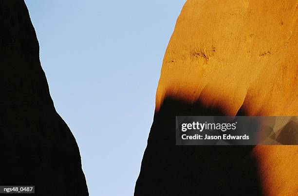 uluru national park, northern territory, australia. rock formations and shadows at twilight. - uluru kata tjuta national park stock pictures, royalty-free photos & images