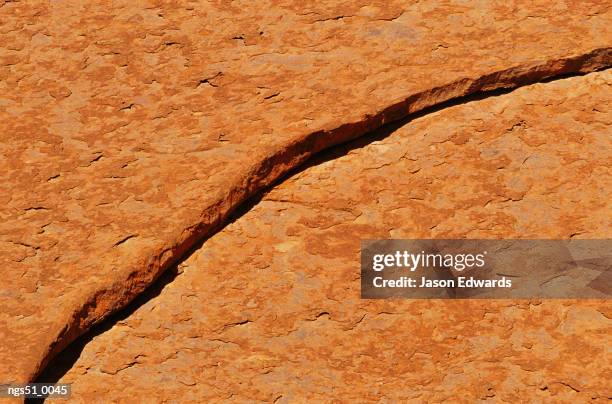 uluru national park, northern territory, australia. a close view of a crack in a rock formation. - uluru kata tjuta national park stock pictures, royalty-free photos & images