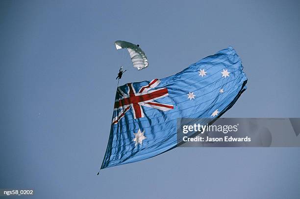 victoria, australia. parachutist jumping with the australian flag at an airshow. - academy of motion picture arts and sciences special screening and discussion of shirley clarkes portrait of jason stockfoto's en -beelden