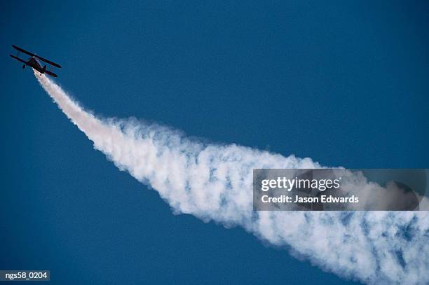 victoria, australia. a stunt bi-plane in a steep climb trails smoke at an airshow. - academy of motion picture arts and sciences special screening and discussion of shirley clarkes portrait of jason stockfoto's en -beelden