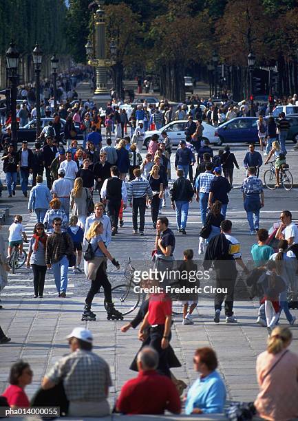 crowd crossing street, blurred. - trottoir paris stock-fotos und bilder