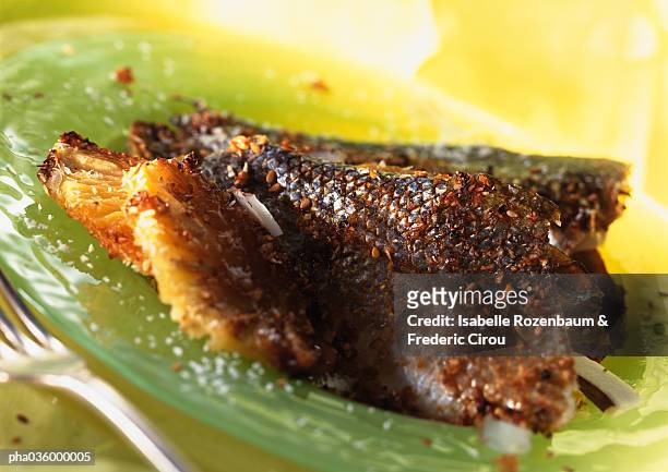 blackened trout on green plate, close-up - trout - fotografias e filmes do acervo