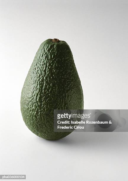 avocado, standing on end, close-up - world premiere of the end of longing written by and starring matthew perry stockfoto's en -beelden