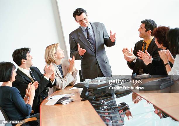 business people in conference room, applauding businessman standing up - modell stockfoto's en -beelden