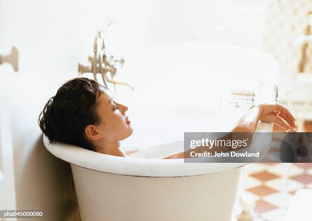 woman taking bath, rear view, close-up - beautiful woman bath photos et images de collection