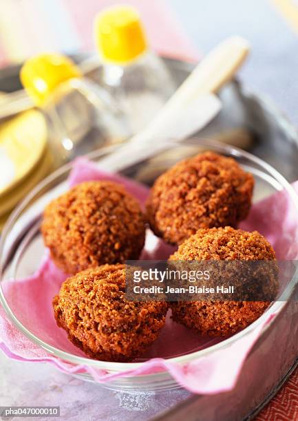four falafel balls in bowl, close-up - falafel stock-fotos und bilder