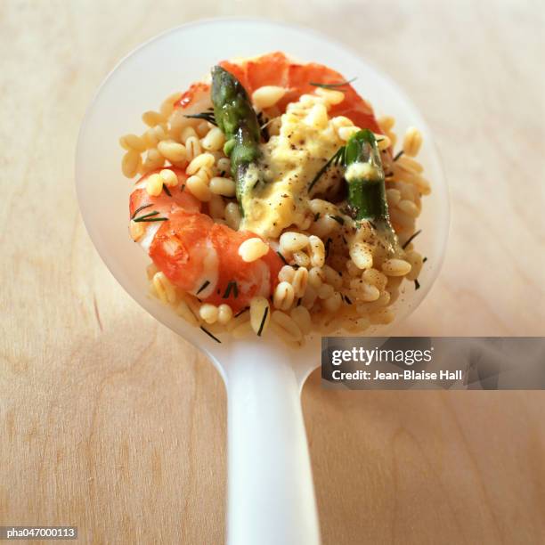 wheat salad on spoon, close-up - makrobiotik stock-fotos und bilder