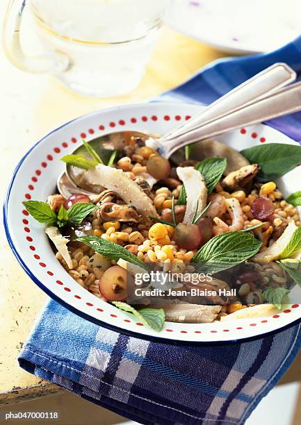 wheat salad with mussels and herbs, close-up - makrobiotik stock-fotos und bilder