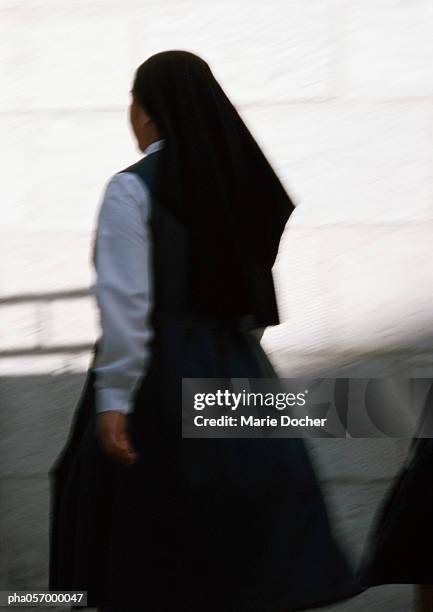 nun, rear view, blurred motion - monja fotografías e imágenes de stock