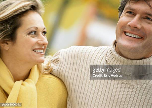 man and woman embracing, smiling, head and shoulders, out of frame,  close-up - out of frame - fotografias e filmes do acervo