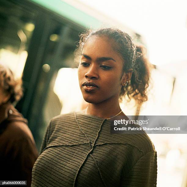 young woman, head and shoulders, bus in background - africain stockfoto's en -beelden
