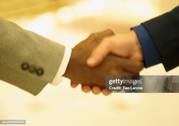 businessmen shaking hands, blurred close-up. - africain stockfoto's en -beelden