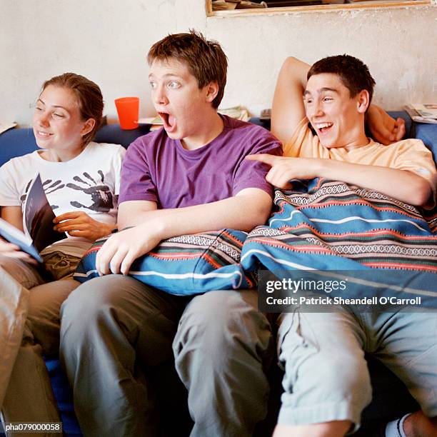 young men and woman sitting on couch, looking out of frame, close-up. - out of frame - fotografias e filmes do acervo