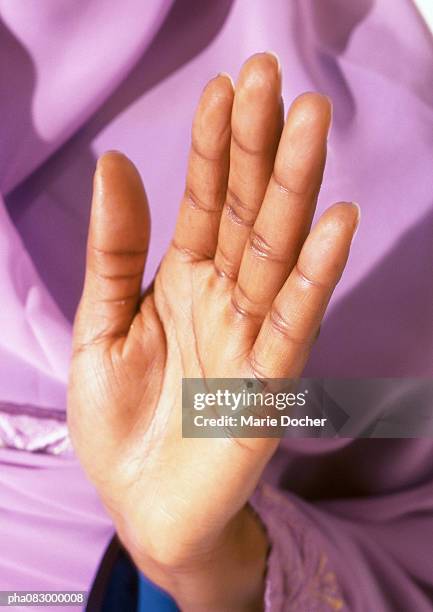 woman's palm held up in prayer, close-up - africain stockfoto's en -beelden