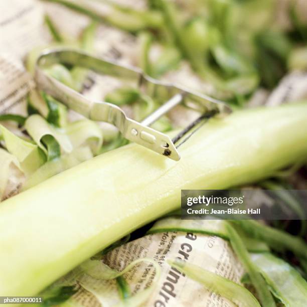 close-up of vegetable peeler and peeled vegetable. - éplucher photos et images de collection