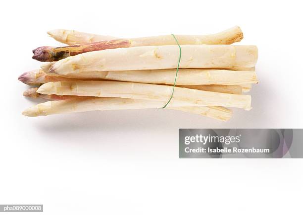 bundle of white asparagus, close-up - asparagus photos et images de collection