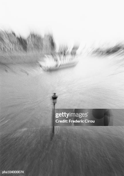 boat on river, high angle view, blurred, b&w - fluxo de água imagens e fotografias de stock