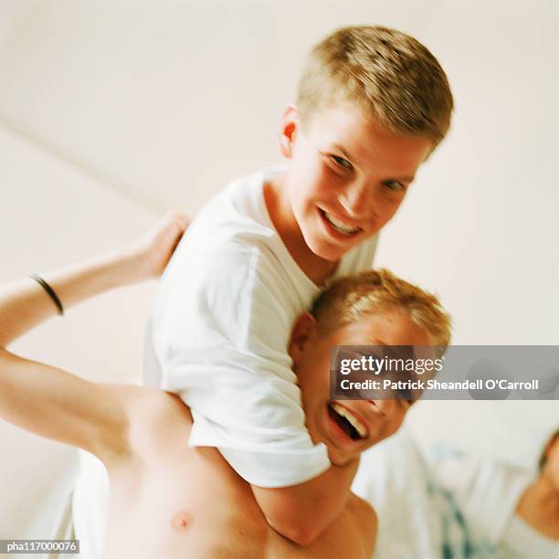 two teenage boys play fighting - prender a cabeça imagens e fotografias de stock