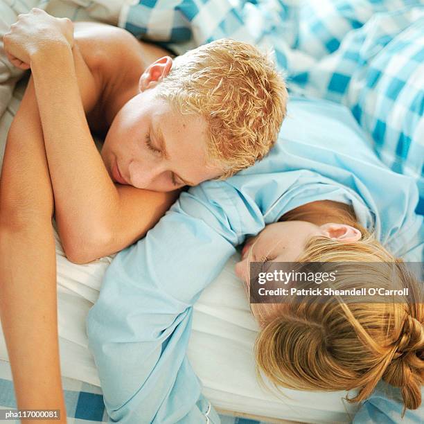 teenagers lying on bed side by side - the duke duchess of cambridge sign book of condolence for orlando shootings victims stockfoto's en -beelden