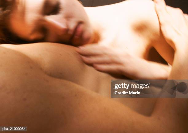 nude woman leaning head on man's torso, close-up - comportamento sessuale umano foto e immagini stock