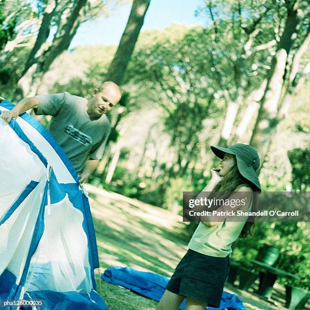 man holding tent, girl smiling - installation of memorial honors victims of ghost ship fire in oakland stockfoto's en -beelden