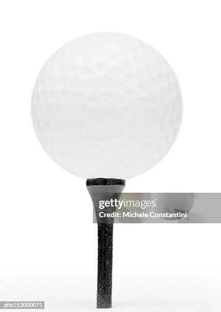 golf ball and tee, b&w. - golf tee ストックフォトと画像