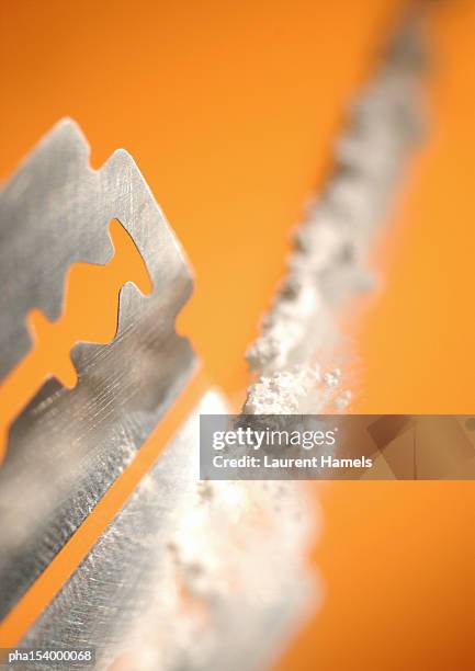 razor blade and line of cocaine, close-up. - blade photos et images de collection