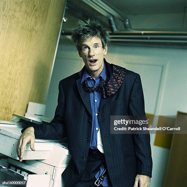 disheveled businessman looking into camera, portrait. - o foto e immagini stock