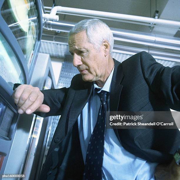 mature businessman looking thoughtful, portrait. - o foto e immagini stock