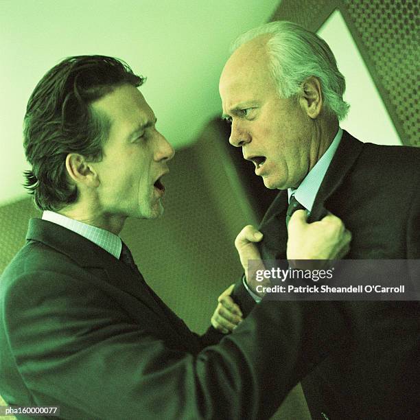 two businessmen arguing, side view. - o foto e immagini stock