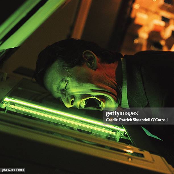 man photocopying his face. - carroll photos et images de collection