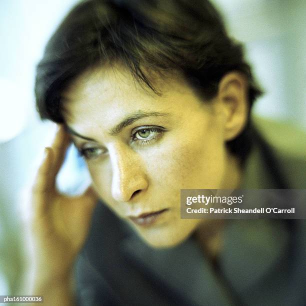 businesswoman holding head, close-up. - o foto e immagini stock