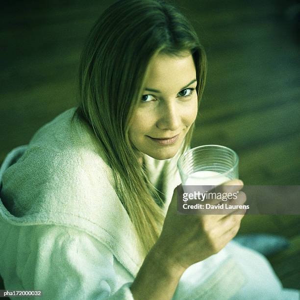 woman holding glass, portrait - laurens foto e immagini stock