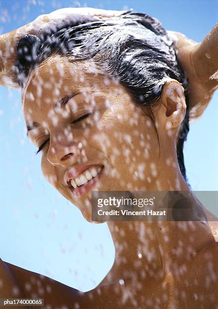 woman shampooing hair, eyes closed, close-up - femme shampoing photos et images de collection