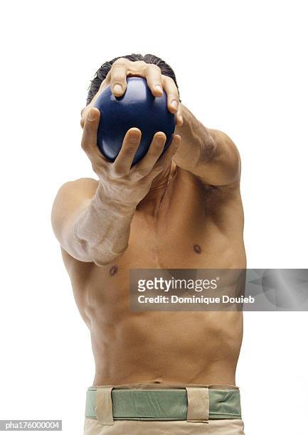 half-nude man holding shot put - 男子田賽項目 個照片及圖片檔