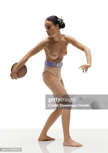 half-nude woman preparing to throw discus - womens field event stockfoto's en -beelden