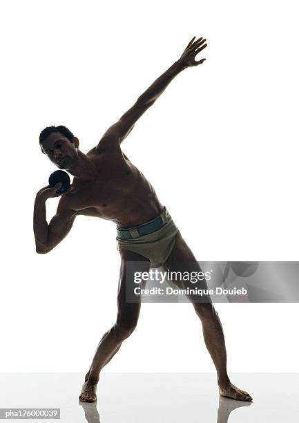 half-nude man preparing to throw the shot put, side view - mens field event 個照片及圖片檔