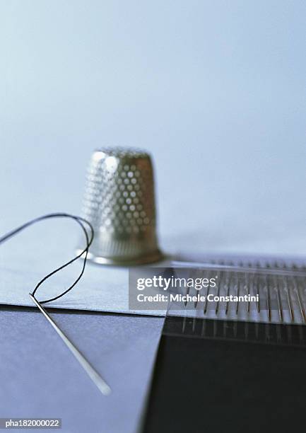 sewing needle and thimble - thimble stock pictures, royalty-free photos & images